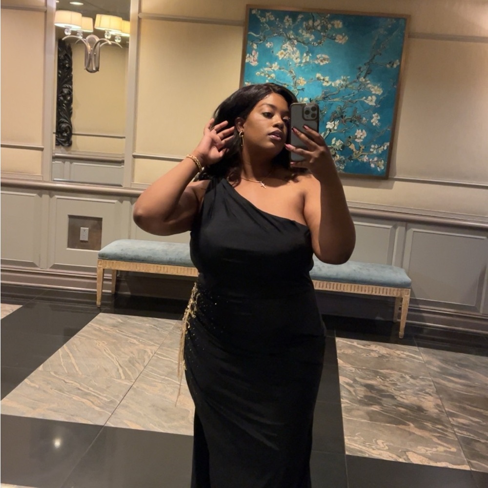 Elegant Black One-Shoulder Evening Dress